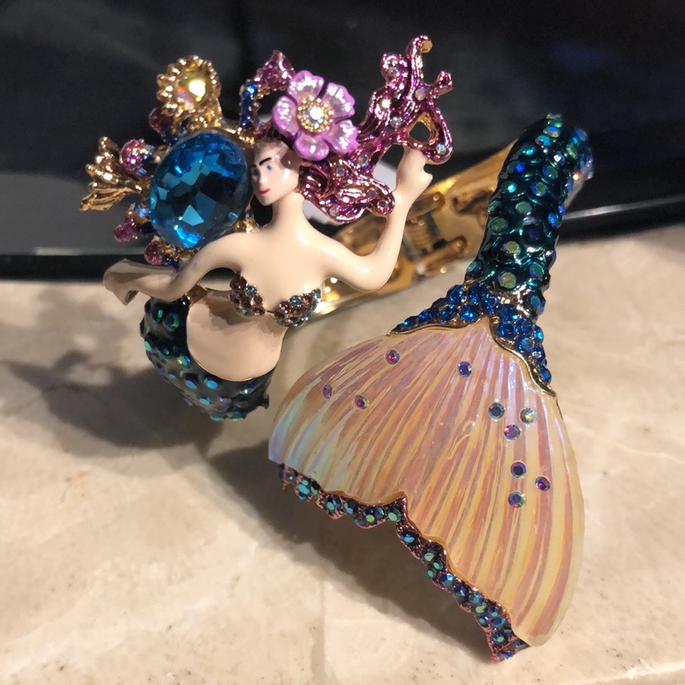 New Betsey Johnson Sparkling Mermaid bracelet 🧜‍♀️ Absolutely Stunning Bracelet